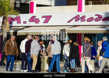 Il segnale di PEA uomini, peamen, shell uomini con uomini, la maggior parte della gente in questa immagine sono parte del gioco per intrappolare i turisti a Benidorm Foto Stock