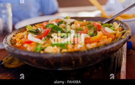 'Moqueca' (pronunciato mo-ke-ka), un tradizionale bahiana stufato di pesce caricato con gamberi e gamberetti, pesce, spezie e latte di cocco. Foto Stock