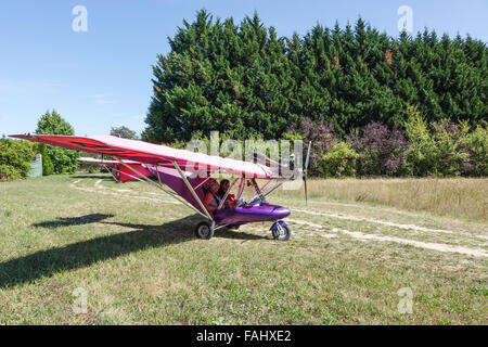 Ulm microlite, viola piano ultraleggero rullaggio per decollare vicino francueil, Valle della Loira, Francia Foto Stock