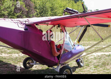 Ulm microlite, viola piano ultraleggero rullaggio per decollare vicino francueil, Valle della Loira, Francia Foto Stock