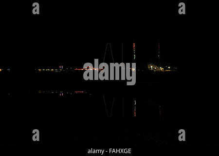 Notte Vista spiaggia, con riflessioni, a sud dal centro di sabbie di South Pier white knuckle rides, Blackpool luminarie, 2013 Foto Stock