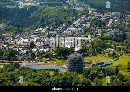 Vista aerea, guardando a Winterberg da est con la Oversum Vital Resort, hotel, Winterberg, Sauerland, Foto Stock