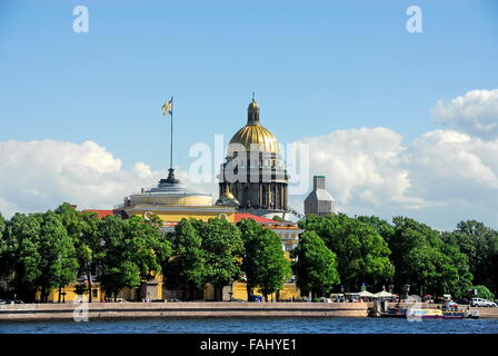 San Isaac e Admiralty Building come si vede dal fiume Neva a San Pietroburgo, Russia Foto Stock