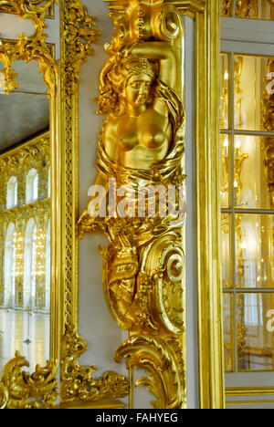 Dettaglio interni della sala da ballo al Palazzo di Caterina a Carskoe Selo (Pushkin) vicino a San Pietroburgo, Russia Foto Stock