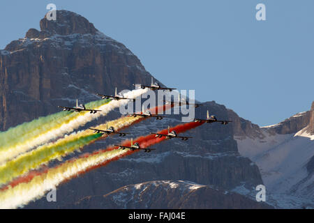 Italiano unità speciale airforce "Frecce Tricolori" (Tri-color frecce) Fumo di diffusione con i colori della bandiera italiana Foto Stock