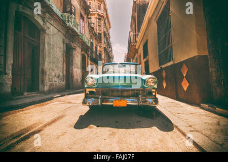 In stile retrò con immagine vintage americano auto parcheggiata su una strada nella Vecchia Havana Foto Stock