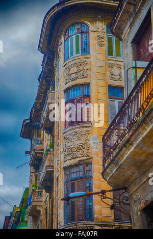 La colorata vecchia costruzione di dettaglio contro il cielo blu di Havana, Cuba Foto Stock