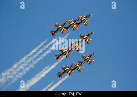 Italiano unità speciale airforce "Frecce Tricolori" (Tri-color frecce) Fumo di diffusione con i colori della bandiera italiana Foto Stock