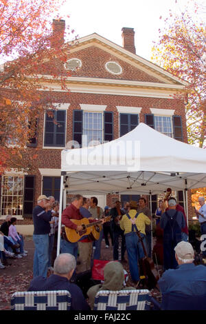 Musicisti riuniti per cantare e festeggiare al di fuori del museo dell'oro nel centro storico di Dahlonega GEORGIA, STATI UNITI D'AMERICA. Foto Stock