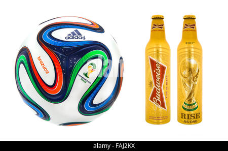 Adidas Brazuca di Coppa del Mondo di Calcio 2014 con bottiglie per Budweiser, Official match ball e birra per la Coppa del Mondo 2014 Foto Stock