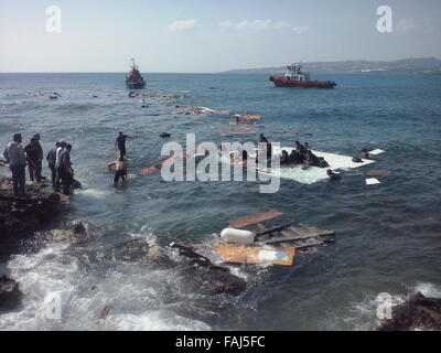 Pechino, Cina. 31 Dic, 2015. Le operazioni di soccorso sono effettuati sull' isola di Rodi, Grecia, 20 aprile 2015. © Xinhua/Alamy Live News Foto Stock