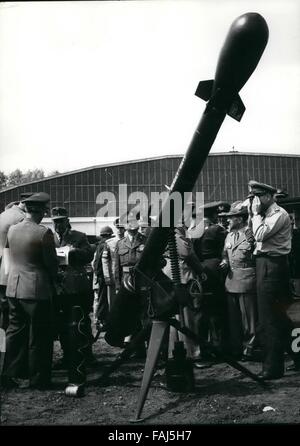 1962 - LA NATO d'artiglieria dimostrazione vicino Francoforte: una grande varietà di armi di artiglieria disponibili per le forze della NATO sono stati mostrati in una dimostrazione organizzata dall'US Army su Langendiebach airfield vicino Francoforte oggi. I calibri delle armi presentata variava da "'Davy Crockett'' - recoilless gun per un breve intervallo il fuoco con una guerra atomica teste (foto a sinistra) alla più grande della NATO il pezzo di artiglieria, il 28 ton ''Redstone'' missele che ha una gamma di circa 320 chilometri. La foto a destra mostra una ''Redstone'' getting alimentato con ossigeno liquido durante la dimostrazione. (Credito Immagine: © Keyst Foto Stock