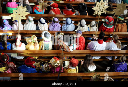 Garmisch-Partenkirchen (Germania). 30 Dic, 2015. Cantanti star seduti in banchi di Maria Assunta parrocchia cattolica di Garmisch-Partenkirchen, Germania, 30 dicembre 2015. Ogni anno circa l'Epifania (6 gennaio), cantori della stella vanno di porta in porta per raccogliere i soldi per una buona causa. Foto: ANGELIKA WARMUTH/DPA/Alamy Live News Foto Stock