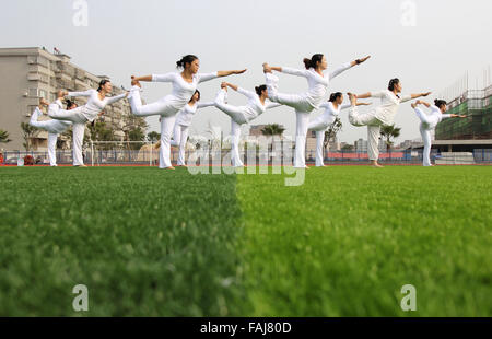 Yongzhou, provincia cinese di Hunan. 28 dicembre, 2015. Gli appassionati di Yoga pratica yoga per salutare il nuovo entrante anno presso una scuola superiore nella contea di Daoxian, centrale provincia cinese di Hunan, Dic 28, 2015. © Egli Hongfu/Xinhua/Alamy Live News Foto Stock