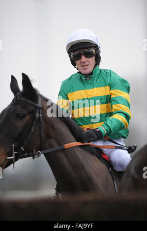 PIC FILE: -Jump Jockey AP McCoy diventa un cavaliere in nuovi successi di anni elenco 2016 per i servizi per le corse di cavalli. Wyck Hill cavalcato da AP McCoy prima del Racing Plus Chase (Handicap) Grade 3 Cl1 - Horse Racing a Kempton Park Racecourse, Sunbury, Middlesex - 23/02/2013 Credit: MARTIN DALTON/Alamy Live News Foto Stock