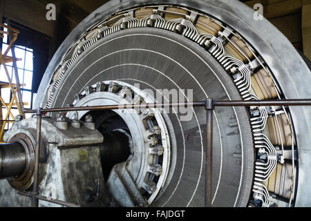 Close-up shot di uno statore di un grosso motore elettrico. Foto Stock