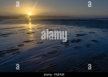 Il tramonto sul fiume Dee, Inghilterra, guardando attraverso le colline del Galles Foto Stock