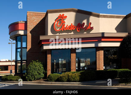Esterno del Chick-fil-Un fast food con cartellonistica, USA. Foto Stock