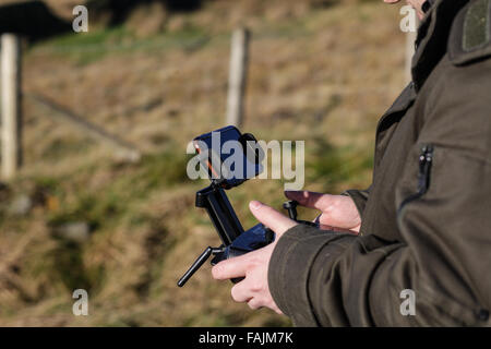 Uomo al di fuori del controllo di fuco dal telefono cellulare o dal tablet schermo Foto Stock