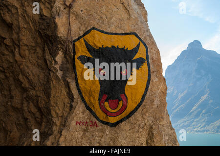 Stemma del cantone svizzero di Uri. Murale su un tunnel di ingresso della vecchia strada Axnstrasse. Uri, Svizzera. Foto Stock