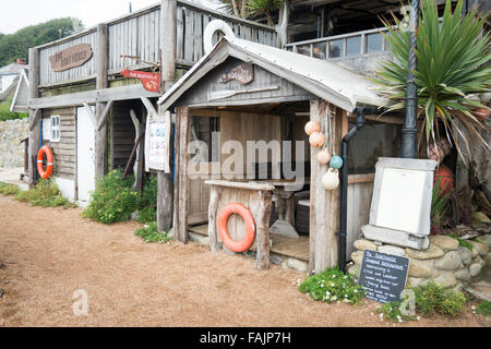 Una piccola capanna sulla spiaggia o un capannone cafè sulla spiaggia a Steephill Cove Isle of Wight REGNO UNITO Foto Stock