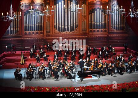 Pechino, Cina. 31 Dic, 2015. I musicisti si esibiscono presso il Beijing 2016 Concerto di Capodanno presso la Grande Sala del Popolo di Pechino, Cina, Dic 31, 2015. Il concerto è stato eseguito dai membri della Filarmonica ceca e condotta da Petr Altrichter. Credito: Jin Liangkuai/Xinhua/Alamy Live News Foto Stock