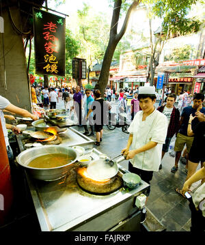 Lo chef musulmano cucinerà piatti della strada del Sud Est Asiatico Foto Stock