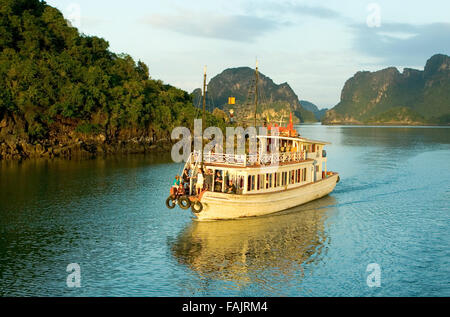 Imbarcazione turistica calcaree e carsiche a Ha Long, Halong Bay, il Vietnam ha long, Halong Bay, Vietnam Foto Stock