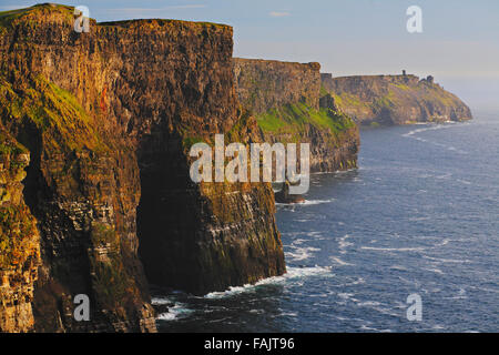 Scogliere di Moher vicino a Doolin e Liscannor, County Clare, Irlanda Foto Stock