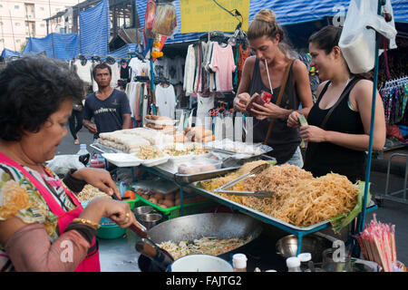 Khao San Road, tagliatelle street stallo. Pressione di stallo di cibo. Bangkok. Khaosan Road o Khao San Road è una breve strada nella zona centrale di Bangkok, Th Foto Stock