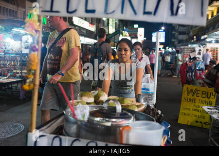 Negozio di frutta bancarella di strada, Khao San Road di Bangkok, Tailandia. Khaosan Road o Khao San Road è una breve strada nella zona centrale di Bangkok, Foto Stock