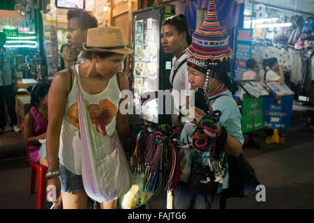 Hill tribe donna che vendono souvenir, Khao San Road di Bangkok, Tailandia. Khaosan Road o Khao San Road è una breve stradina centrale Foto Stock