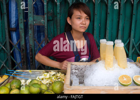 Chioschi in Thanon Yaowarat road a notte nel centro di quartiere Chinatown di Bangkok in Thailandia. Yaowarat e Phahurat è Bangkok Foto Stock