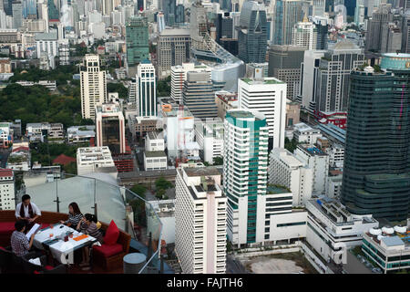 Red Sky ristorante sul tetto. Bangkok. Thailandia. Al piano superiore del Centara Grand grattacielo nel centro della città. La vista ch Foto Stock