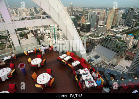 Red Sky ristorante sul tetto. Bangkok. Thailandia. Al piano superiore del Centara Grand grattacielo nel centro della città. La vista ch Foto Stock
