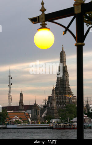 Paesaggio nel tramonto di Wat Arun tempio da del Fiume Chao Praya, Bangkok. Thailandia. Asia. Foto Stock