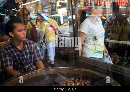 Castagne arrosto , Bangkok Chinatown , della Thailandia. Pressione di stallo di mercato e street cibo viene preparato nella Chinatown di Bangkok, Thailandia. Ya Foto Stock