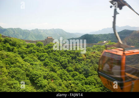 Cina, cabinovia andando alla Grande Muraglia Foto Stock