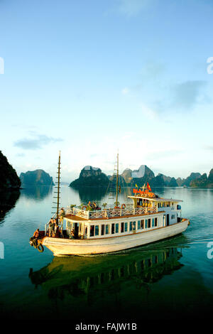 Imbarcazione turistica calcaree e carsiche a Ha Long, Halong Bay, il Vietnam ha long, Halong Bay, Vietnam Foto Stock