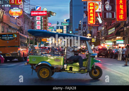 Un tuk tuk in strada. Visualizza in basso Thanon Yaowarat road a notte nel centro di quartiere Chinatown di Bangkok in Thailandia. Yaowarat e P Foto Stock