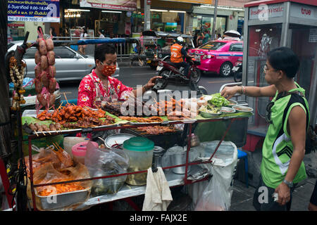 Il cibo in stallo Charoen Krung Road, Bangkok, Thailandia. Foto Stock