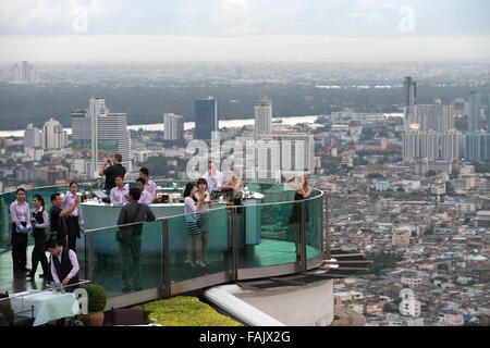 Viws panoramico e verticale di Bangkok da scirocco sul tetto. Thailandia. Asia, Bangkok, capitale, Centara Grand, del Fiume Chao Praya, Foto Stock