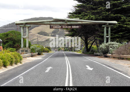 Un cartello stradale che indica l'inizio della Great Ocean Road vicino a Lorne, Victoria, Australia. Foto Stock