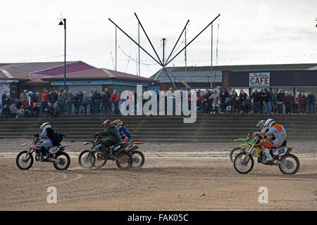 Mablethorpe, Lincoolnshire, UK. Il 27 dicembre 2015. Mablethorpe ciclo motore sabbia Racing Club gara le bici sulla spiaggia Foto Stock