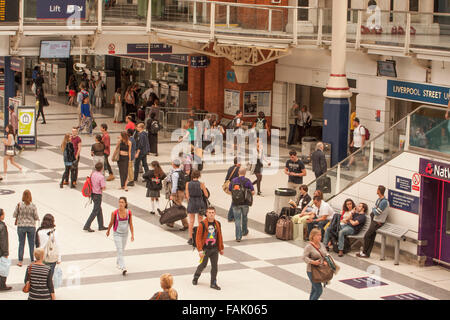 Una giornata a Liverpoool Street Station di Londra con i " commuters " passando attraverso il concourse Foto Stock