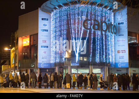 Shoppers coda da 2am per la prossima Boxing Day vendite di Natale a Cardiff, nel Galles del Sud. Foto Stock