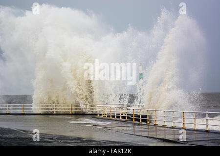 Aberystwyth, Wales, Regno Unito. 31 Dic, 2015. Onde enormi che continuano a colpire il Galles occidentale costa in Aberystwyth. Credito: Trebuchet Fotografia/Alamy Live News Foto Stock