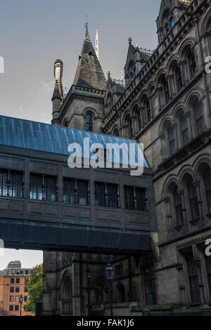 Manchester town hall ponte coperto all'interno di edifici Foto Stock