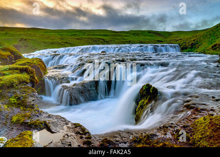 Cascate all'Skoga a monte di Skogafoss in Islanda Foto Stock