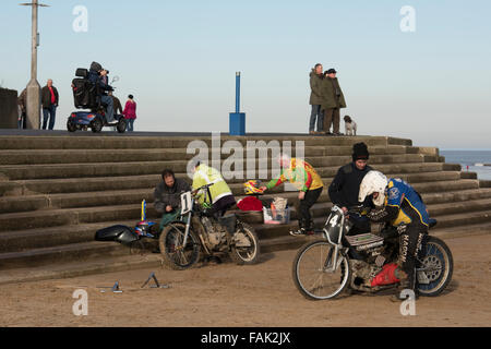 Mablethorpe, Lincoolnshire, UK. Il 27 dicembre 2015. Mablethorpe ciclo motore sabbia Racing Club preparare alla gara Foto Stock